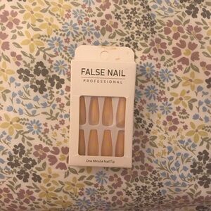 ⚡️🌩️One Minute Nail Tip - yellow/white lightning bolt design ⚡️🌩️